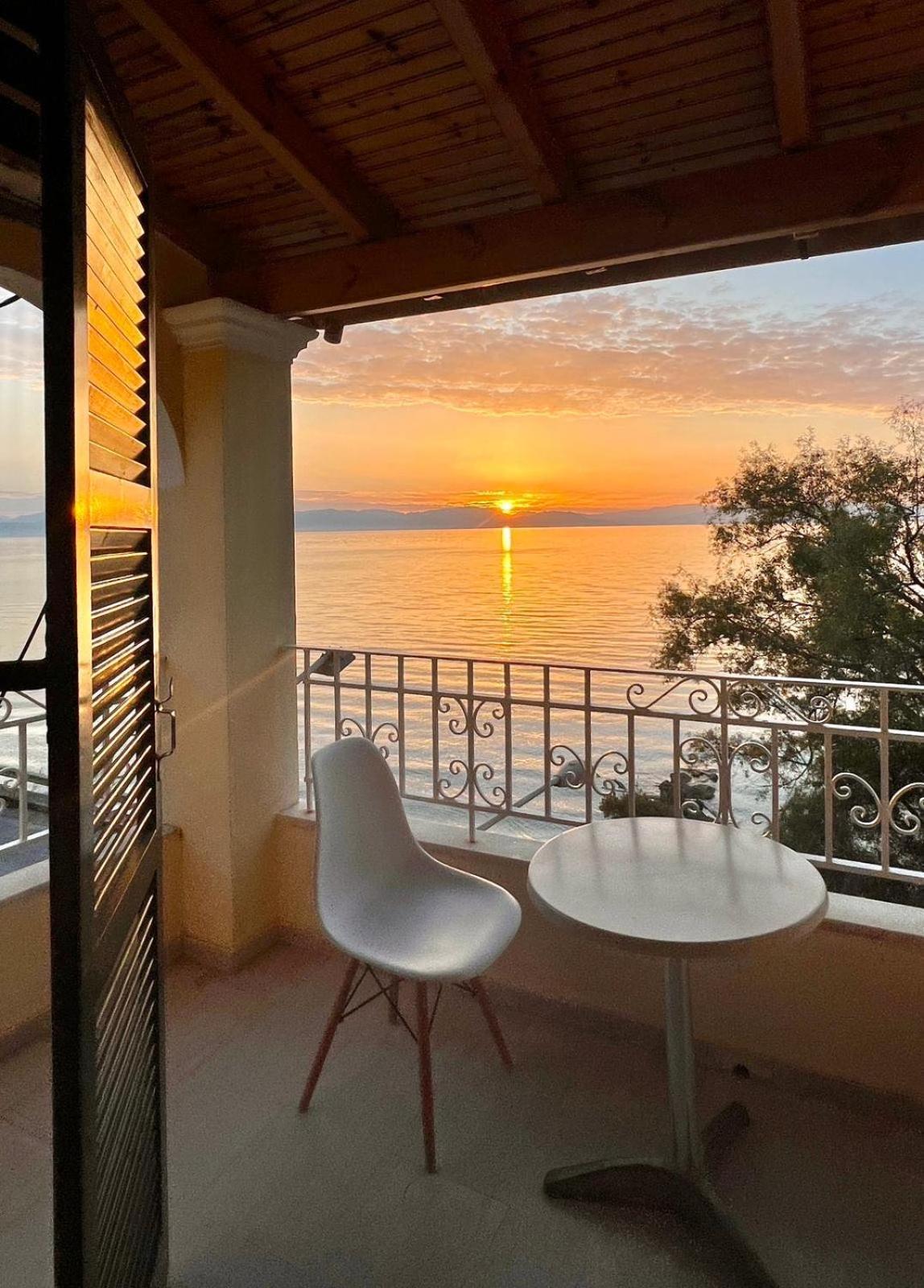 Ionian Mare Aparthotel Agios Ioannis Peristeron  Bagian luar foto